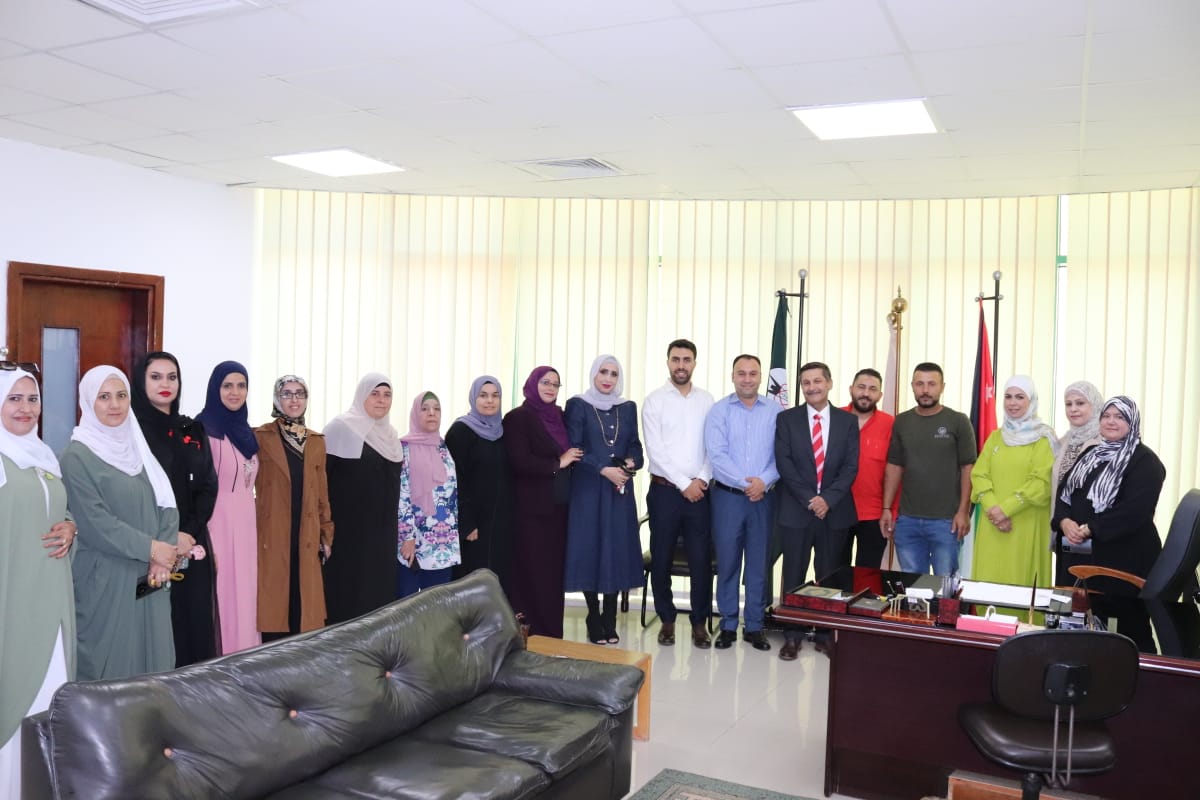 عميد كلية الأعمال يلتقي الكادر الإداري ويؤكد على أهمية العمل بروح الفريق