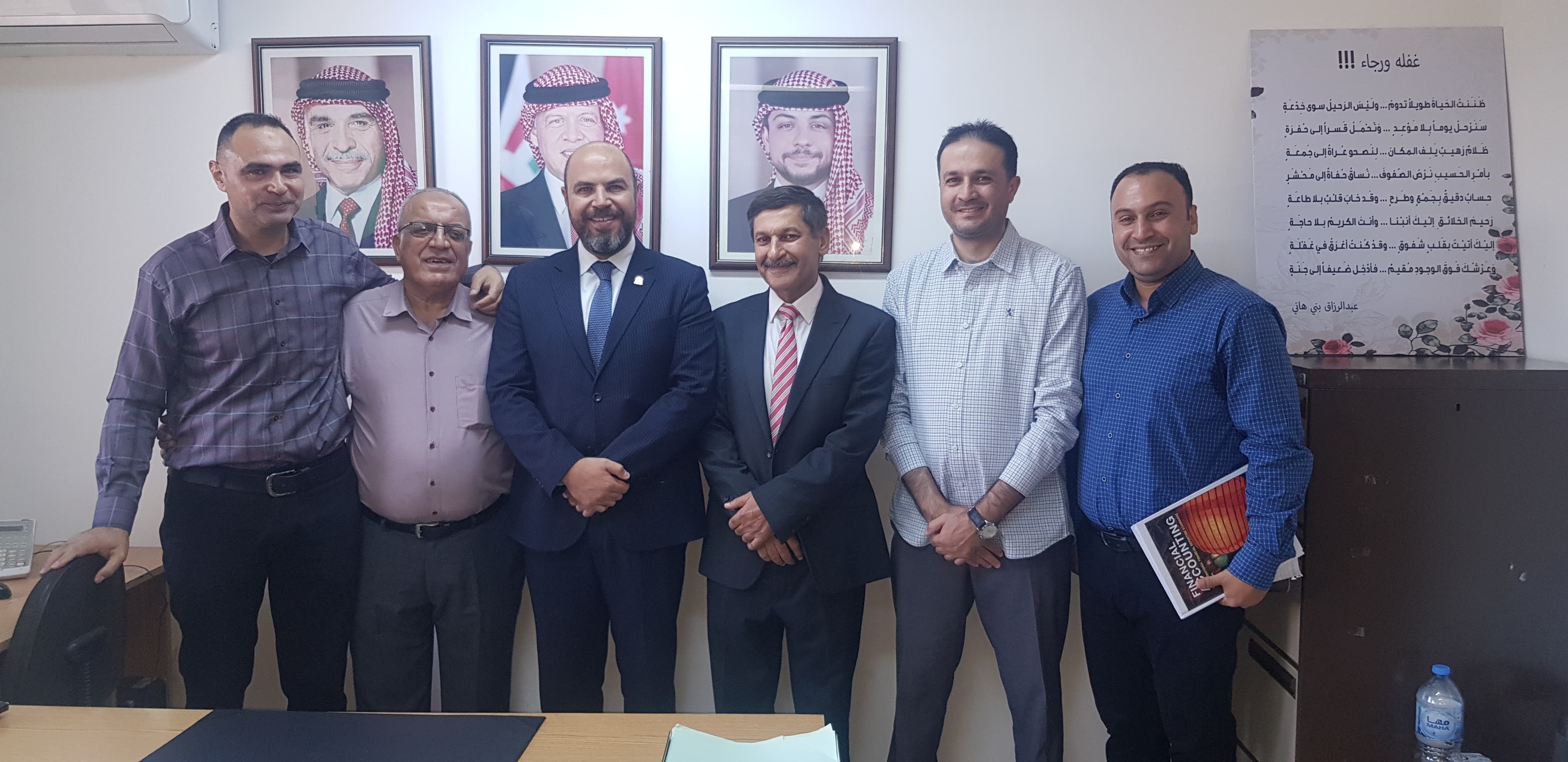 رئيس الجامعة يقوم بزيارة سريعة لكلية الأعمال ويلتقي بزملائه في قسم المحاسبة  