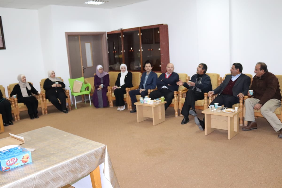 كلية الأعمال تعزز التواصل بين كوادرها عبر تفعيل قاعة الضيافة